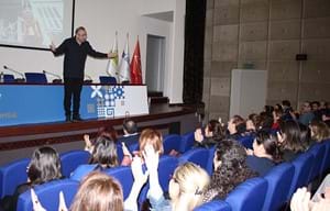 SUNAY AKIN: “BİLGİ, BAKMAK VE GÖRMEK ARASINDA DUVARLARI YIKAR”