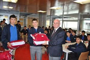 OİB LİSESİ'NDEN VANLI ÖĞRENCİLERE YARDIM ELİ